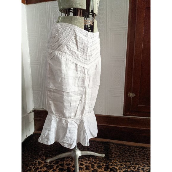 Romantic white linen pencil fishtail skirt with lace details - Picture 13 of 15